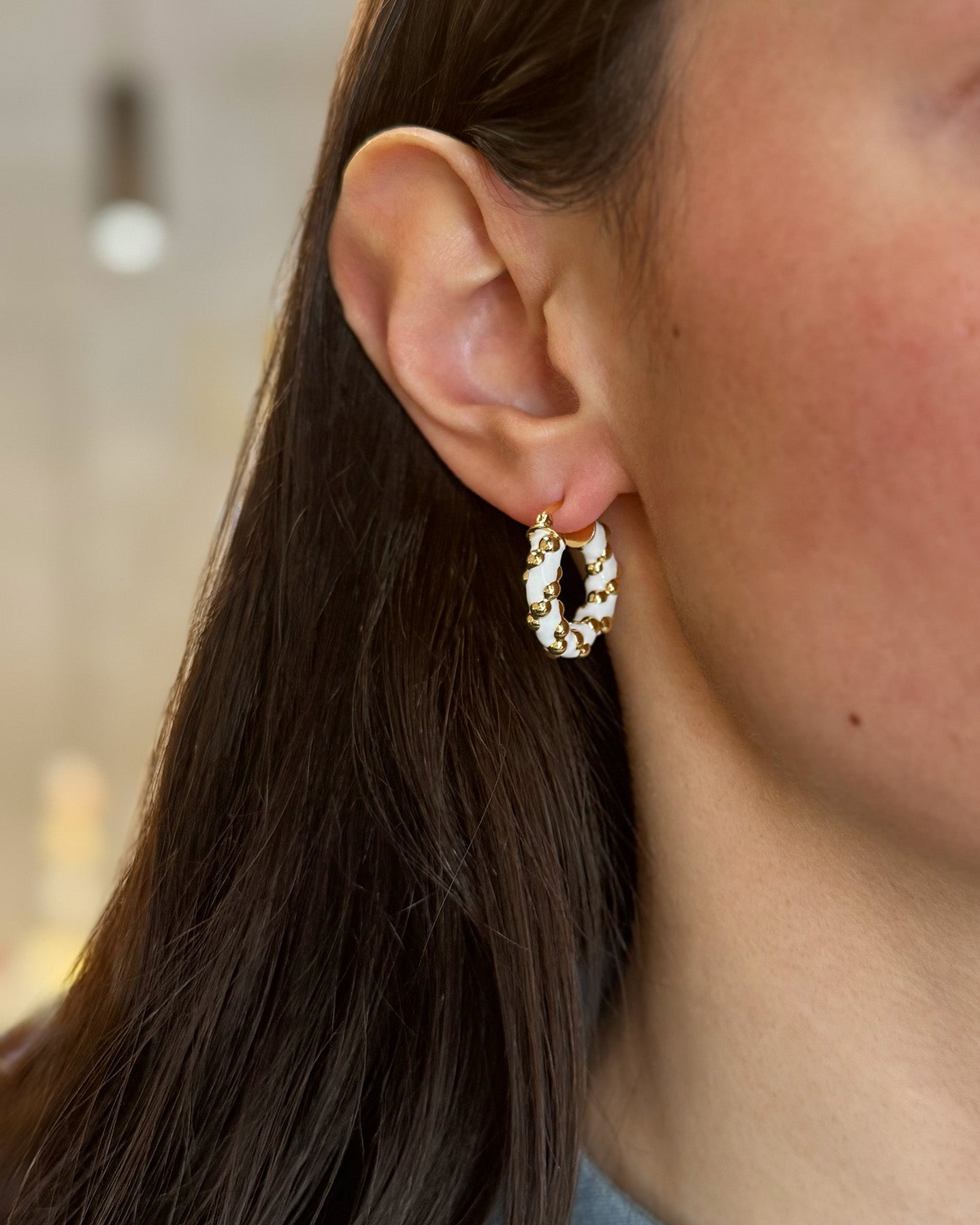 Orecchini cerchietto bubble smalto bianco