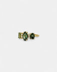 Anello con zaffiri verdi scuro e diamanti bianchi