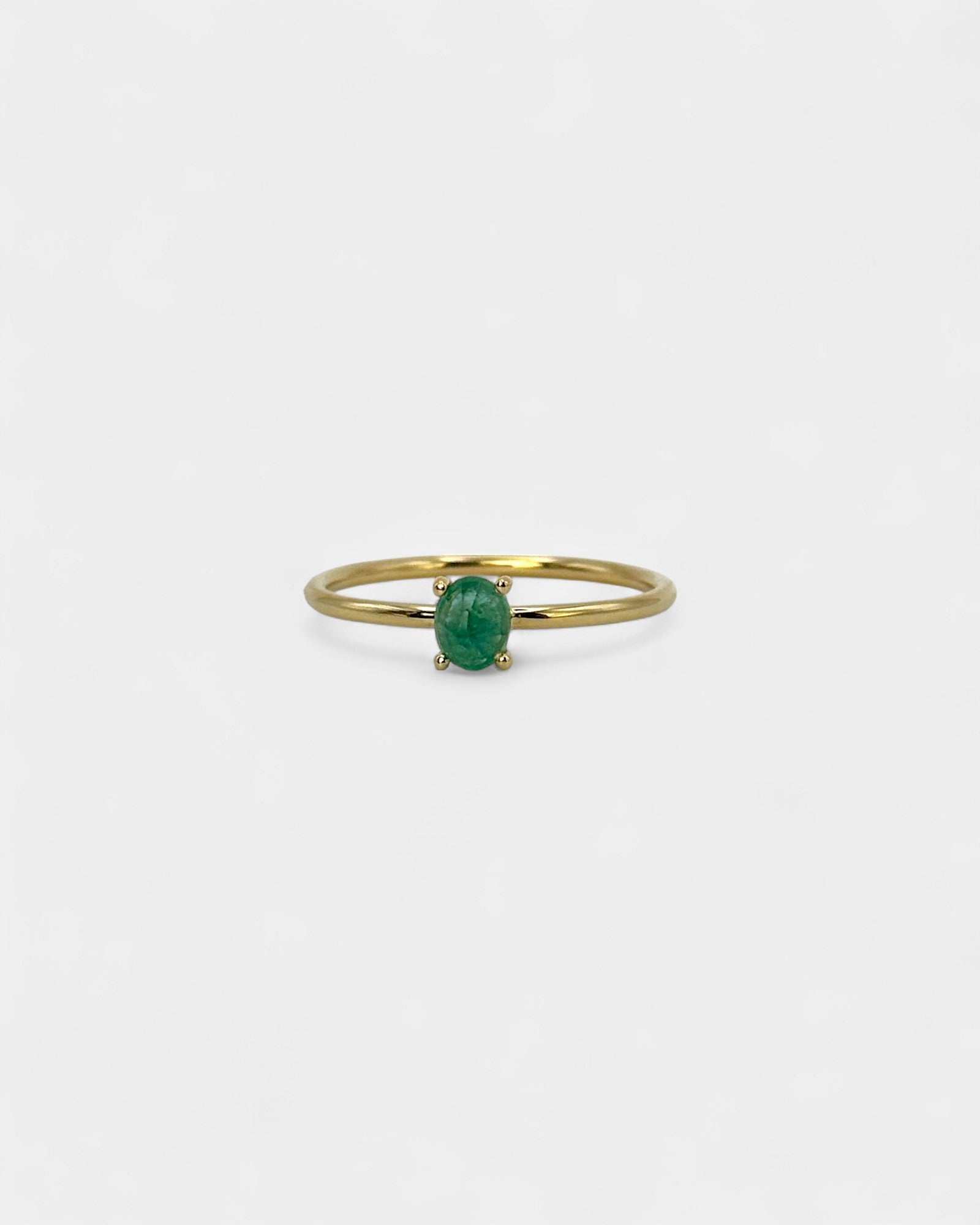 Anello in oro giallo con smeraldo ovale