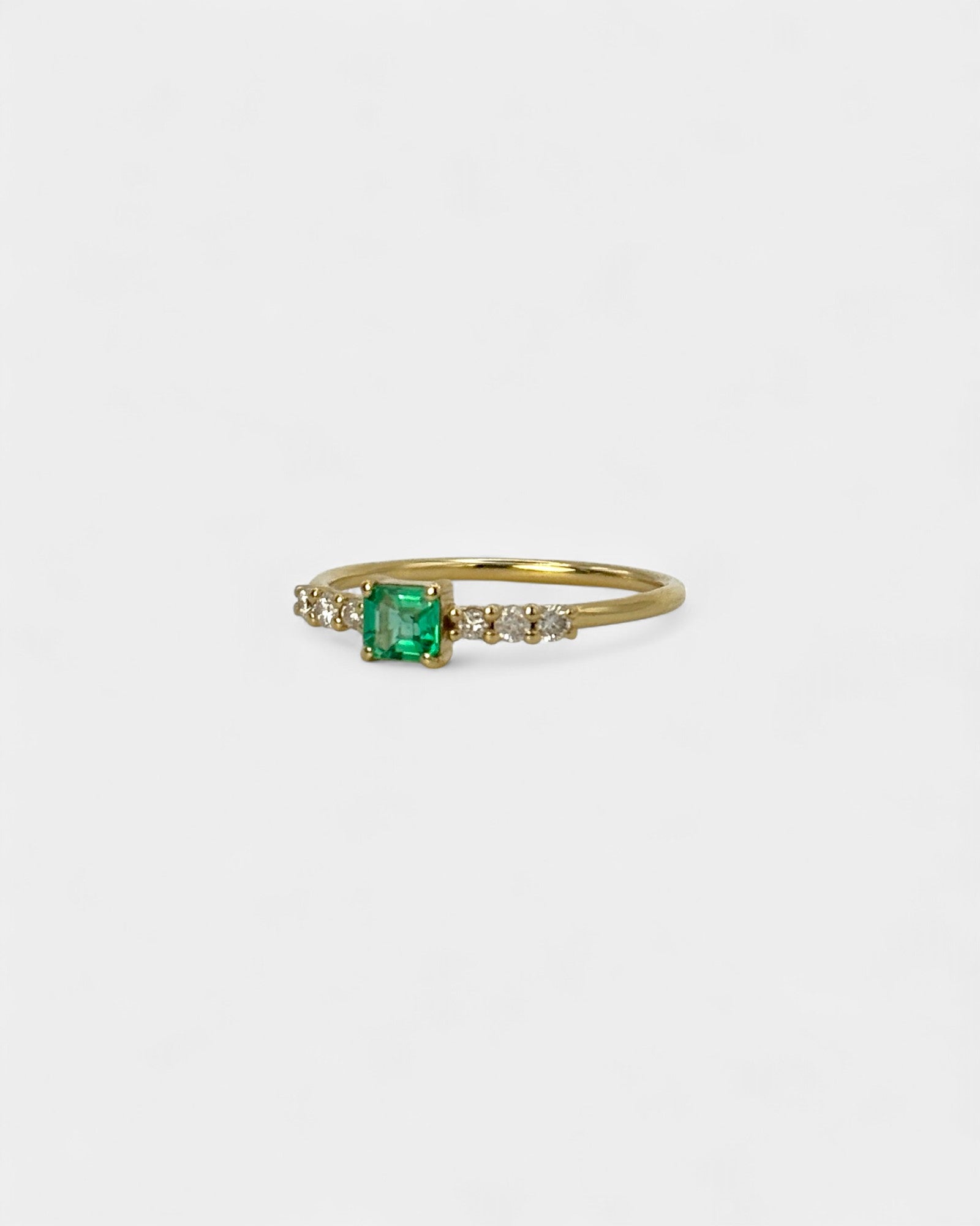 Anello con smeraldo rettangolare e diamanti bianchi