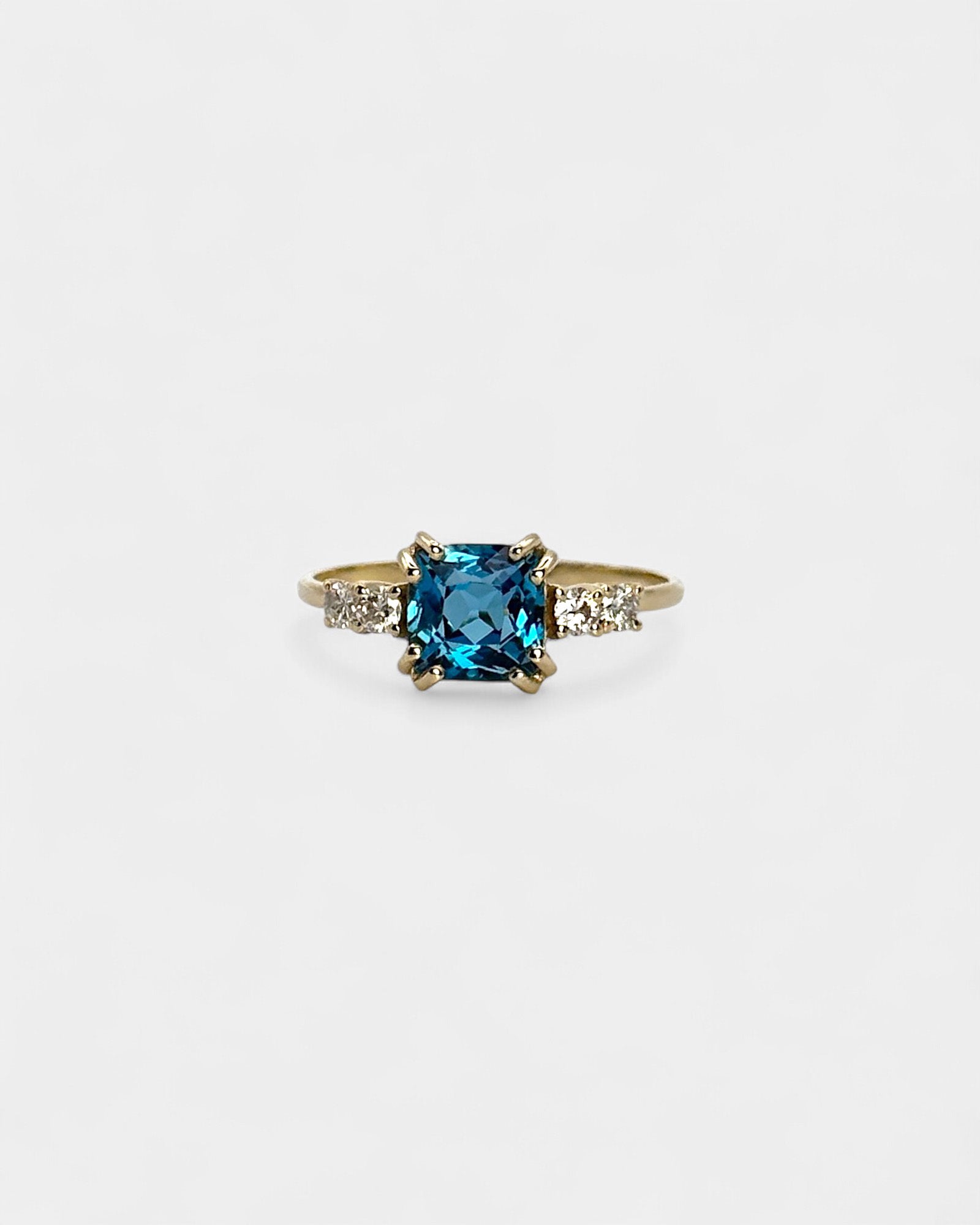 Anello in oro giallo con topazio azzurro quadrato e diamanti bianchi