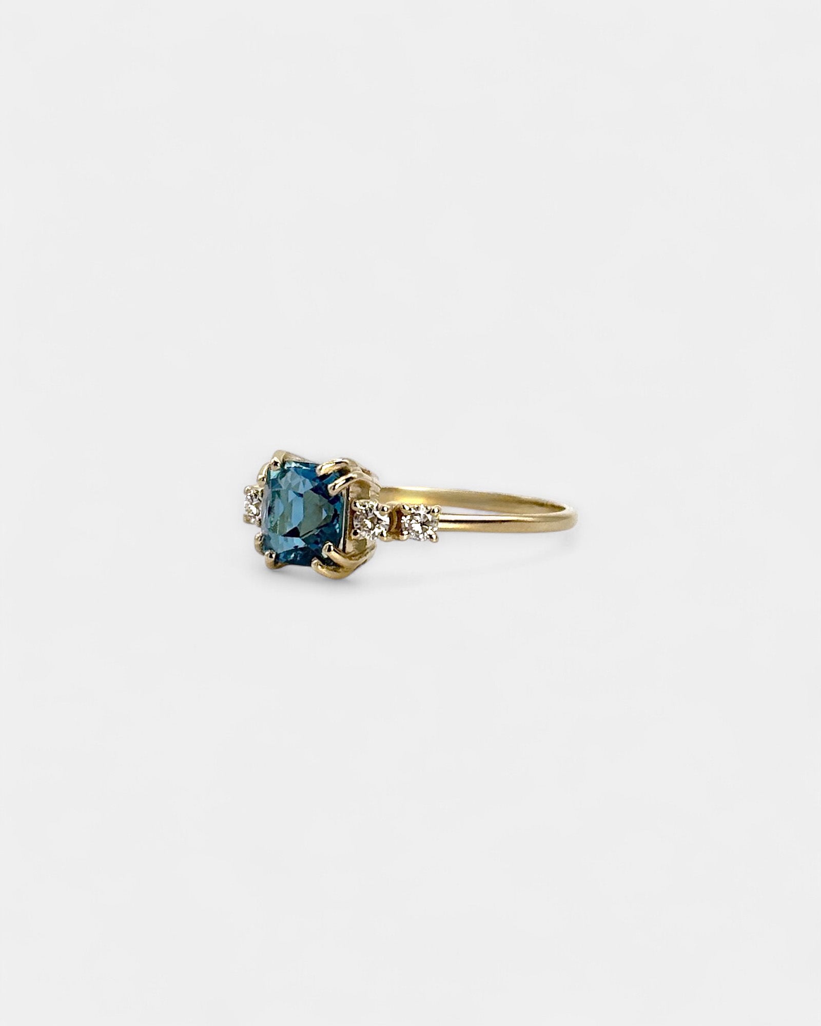 Anello in oro giallo con topazio azzurro quadrato e diamanti bianchi