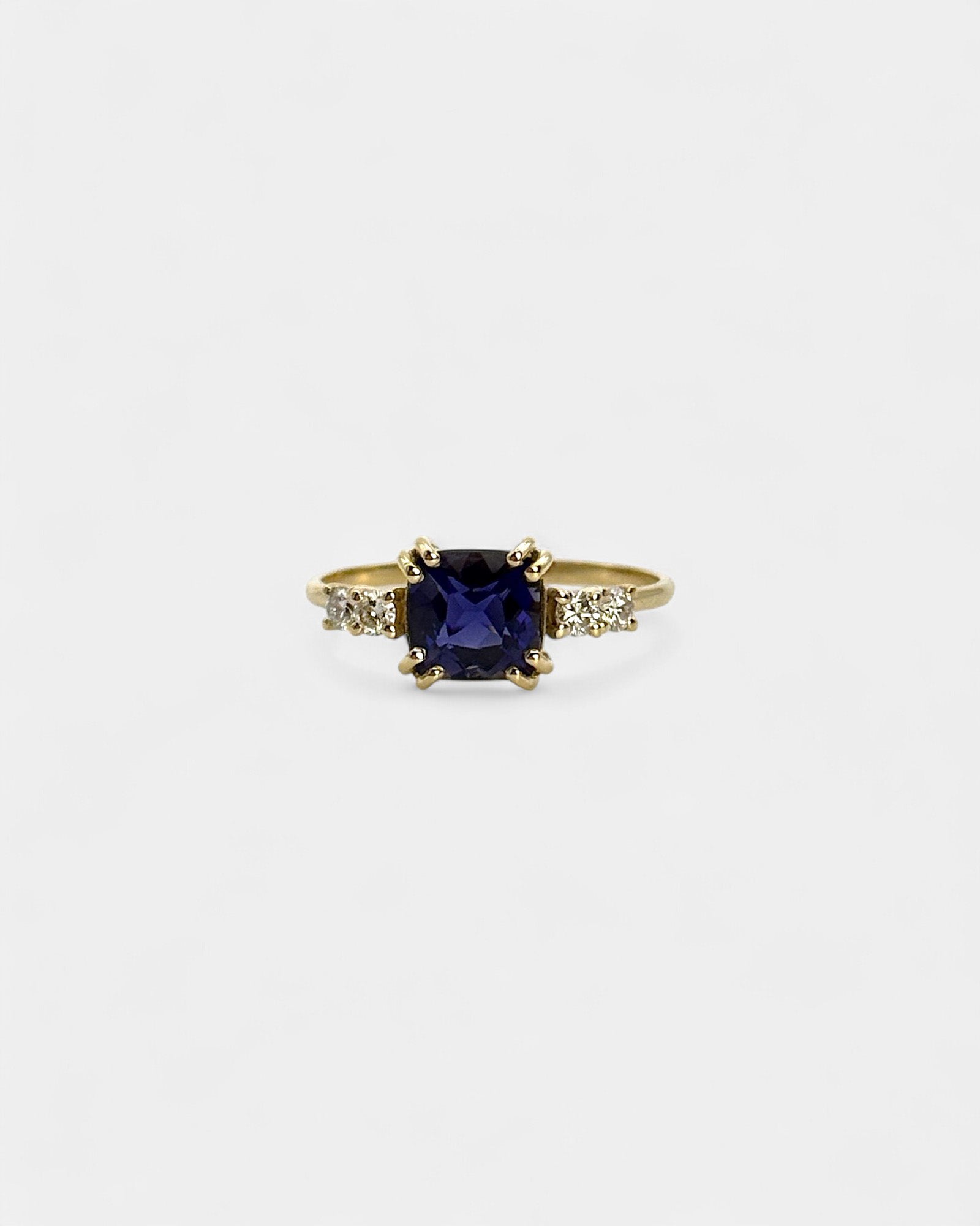 Anello in oro giallo con iolite quadrata e diamanti bianchi