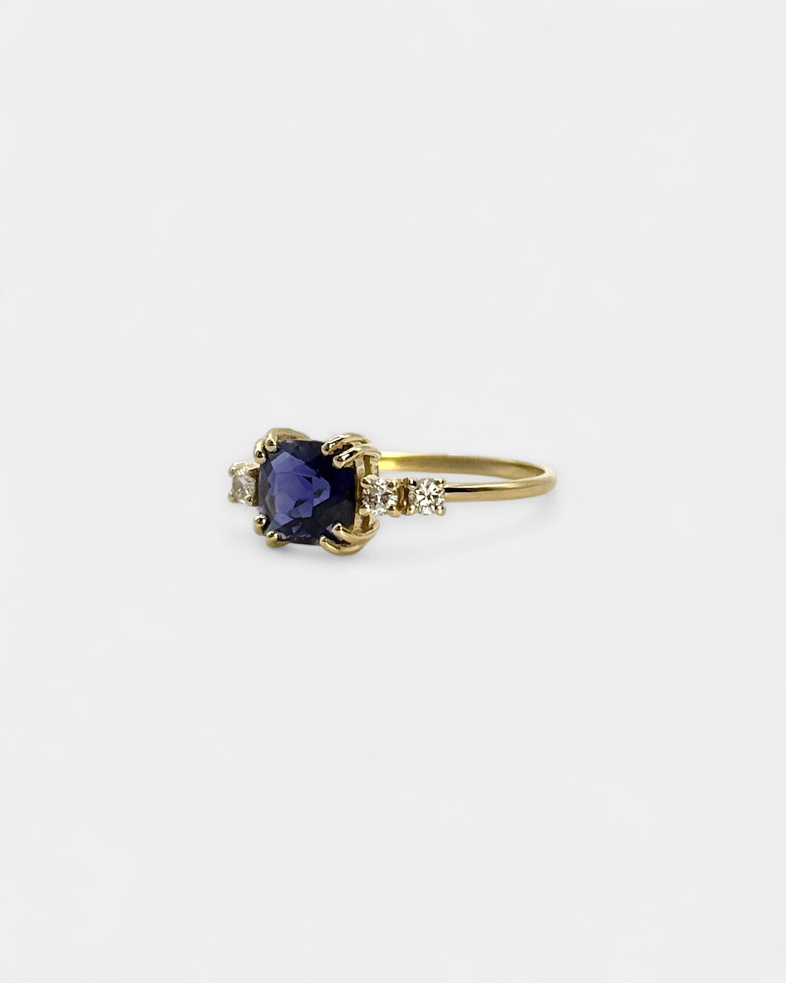Anello in oro giallo con iolite quadrata e diamanti bianchi