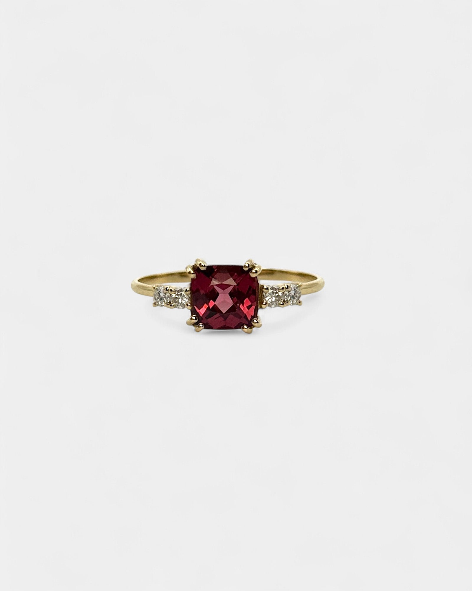 Anello in oro giallo con rodolite quadrata e diamanti bianchi