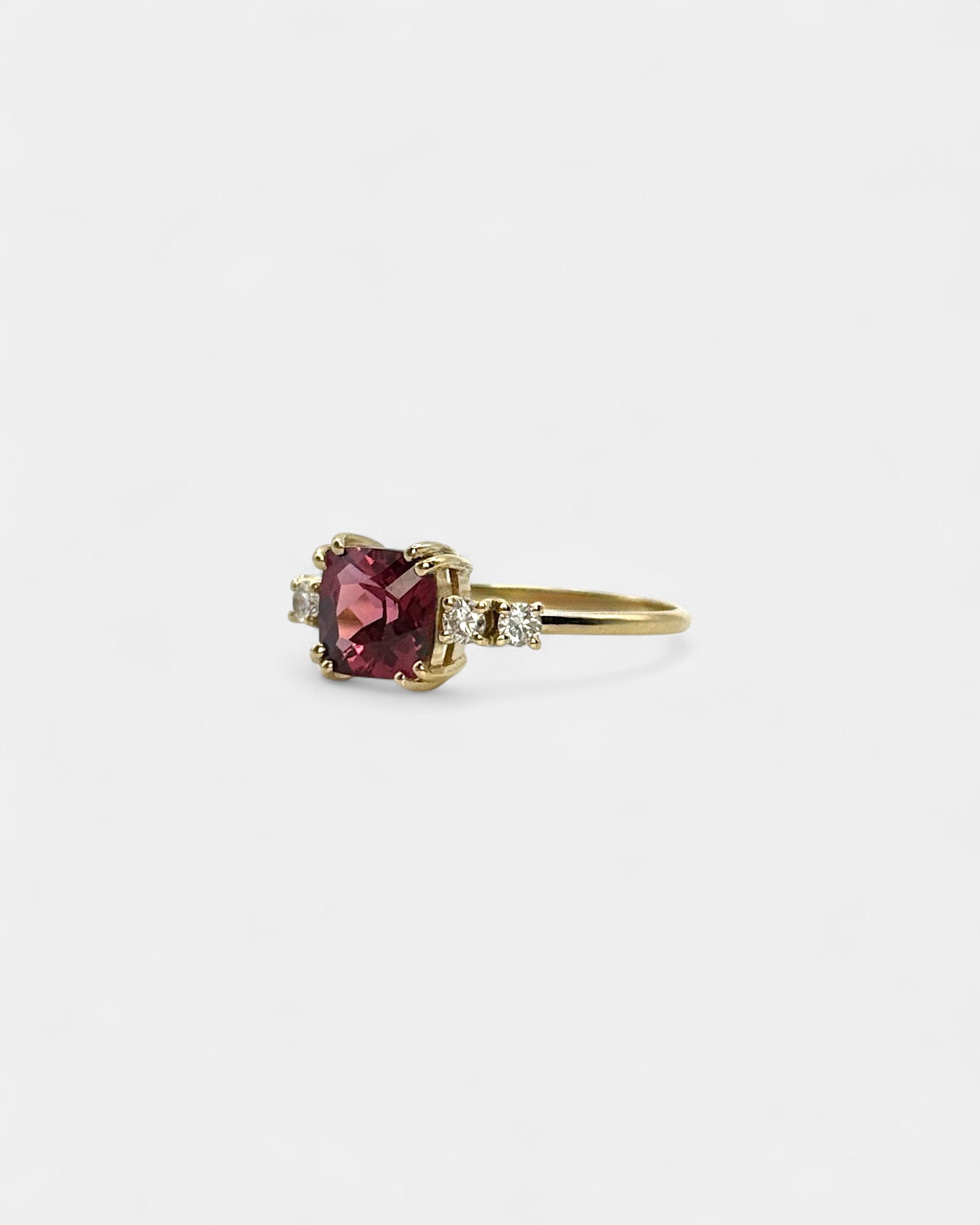 Anello in oro giallo con rodolite quadrata e diamanti bianchi