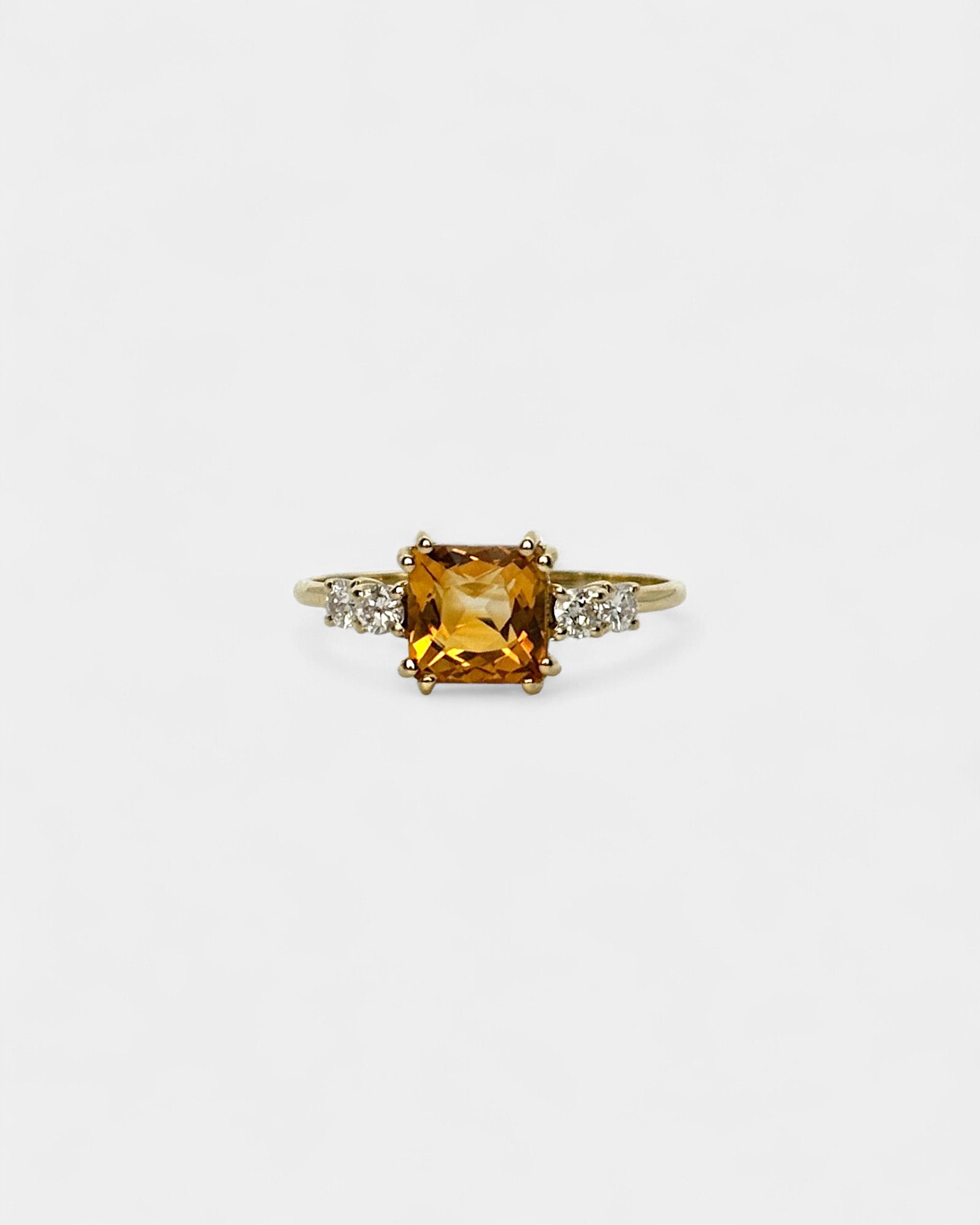 Anello in oro giallo con quarzo madera quadrato e diamanti bianchi