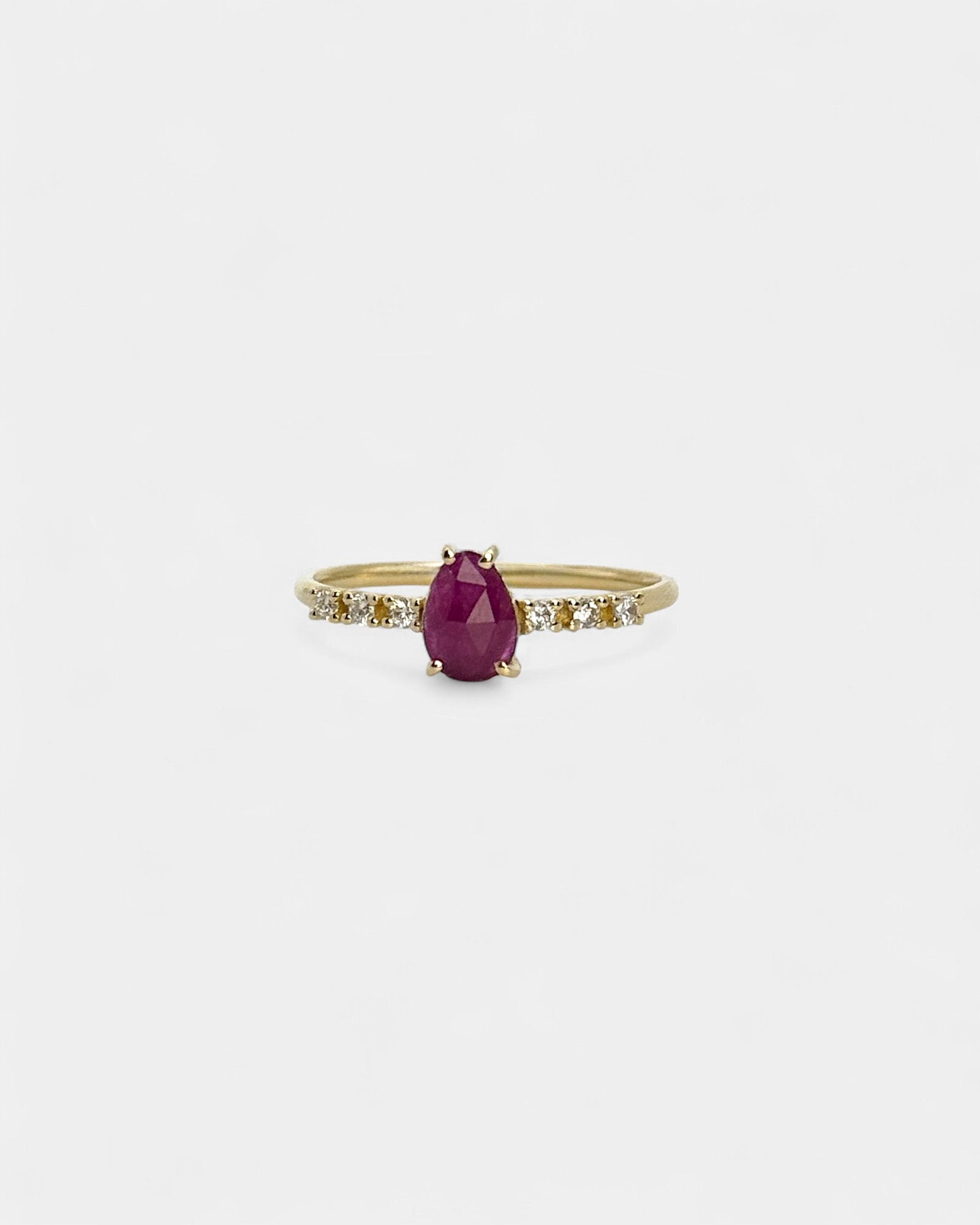 Anello in oro giallo con rubino verticale e diamanti bianchi