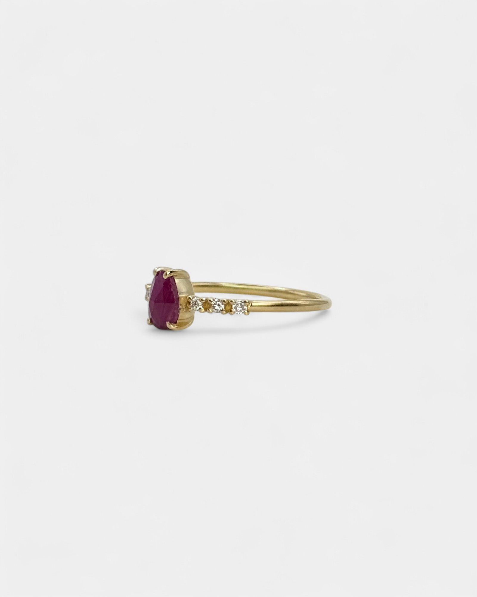 Anello in oro giallo con rubino verticale e diamanti bianchi