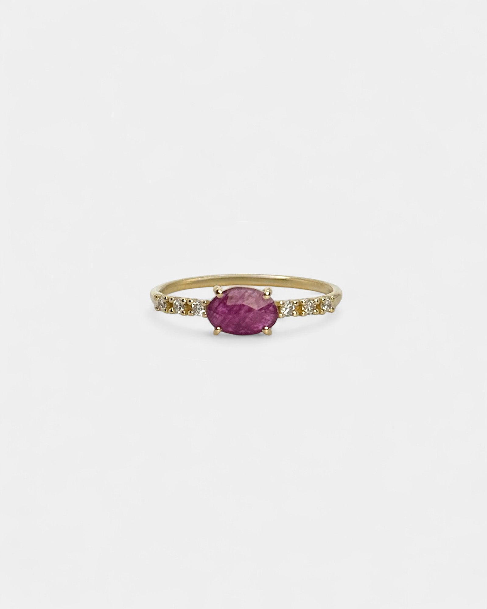 Anello in oro giallo con rubino orizzontale e diamanti bianchi