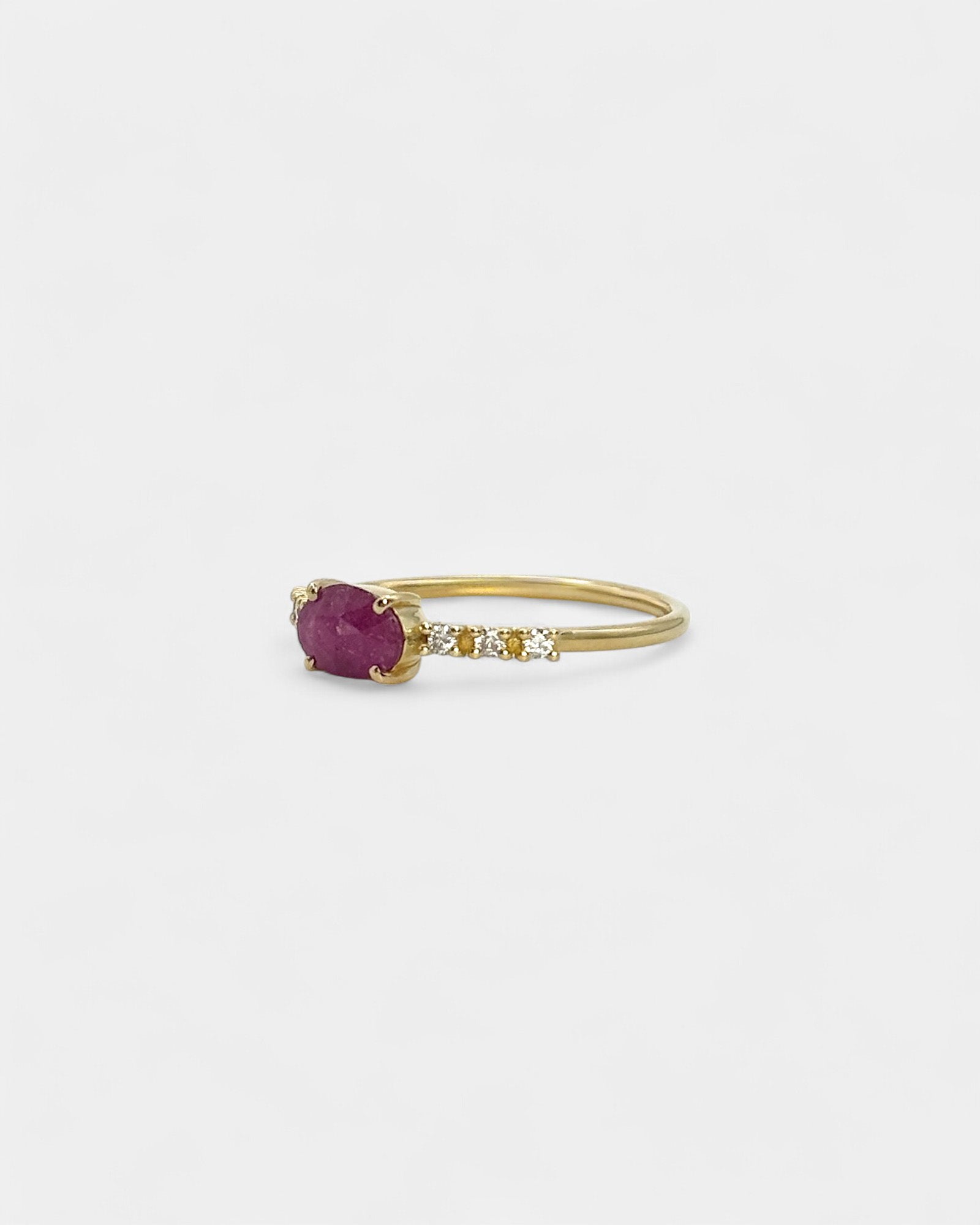 Anello in oro giallo con rubino orizzontale e diamanti bianchi