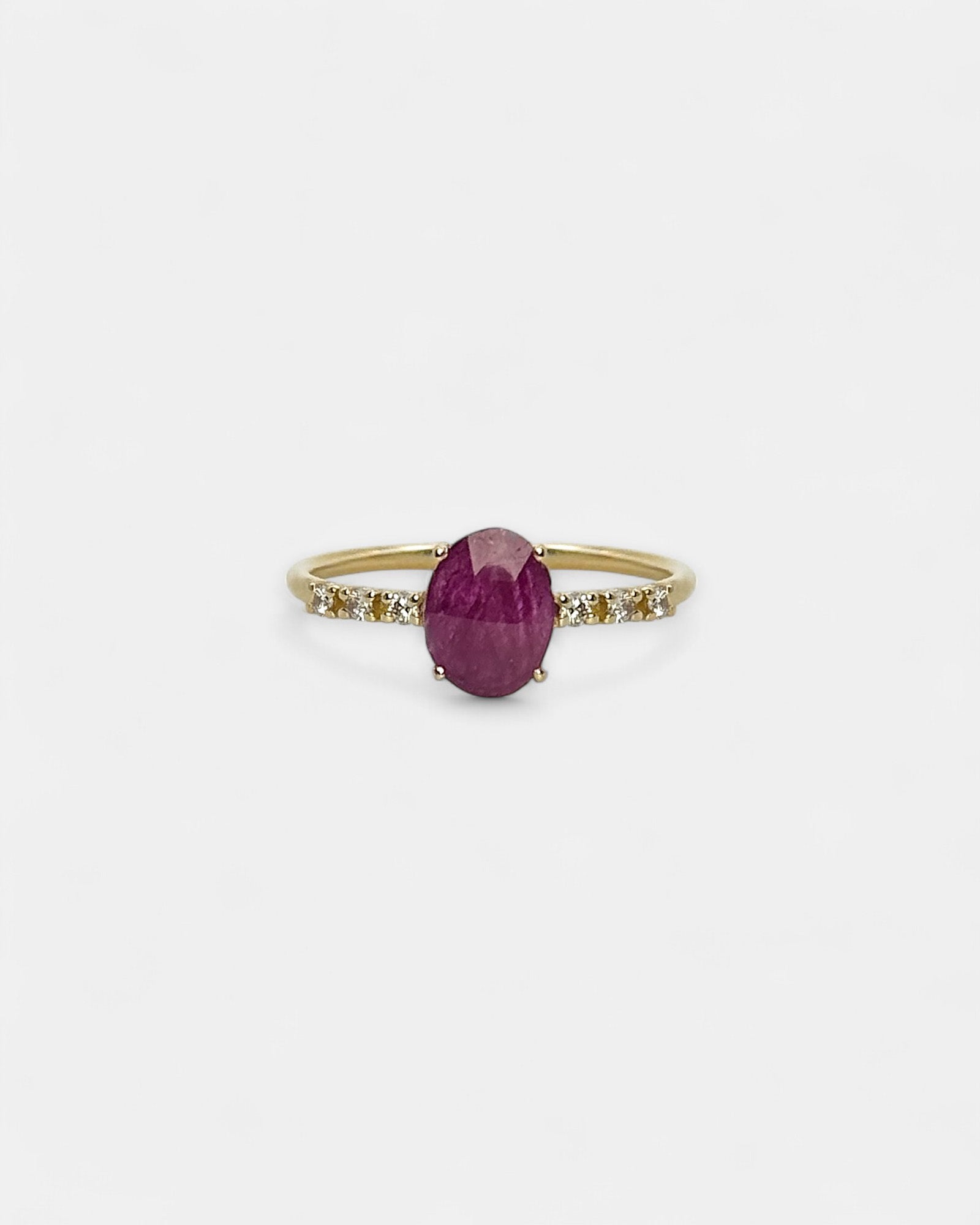 Anello in oro giallo con rubino verticale e diamanti bianchi
