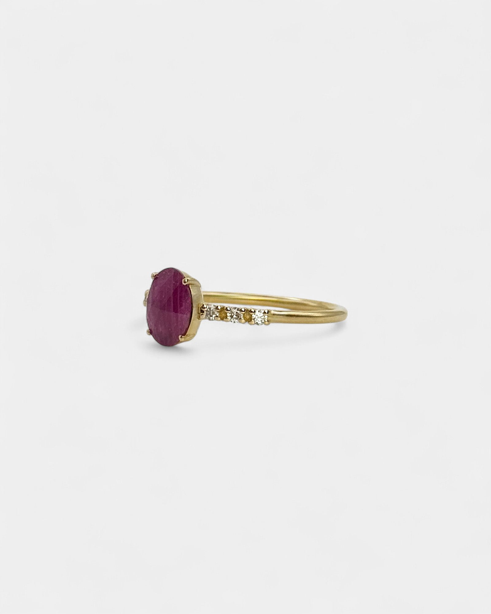 Anello in oro giallo con rubino verticale e diamanti bianchi