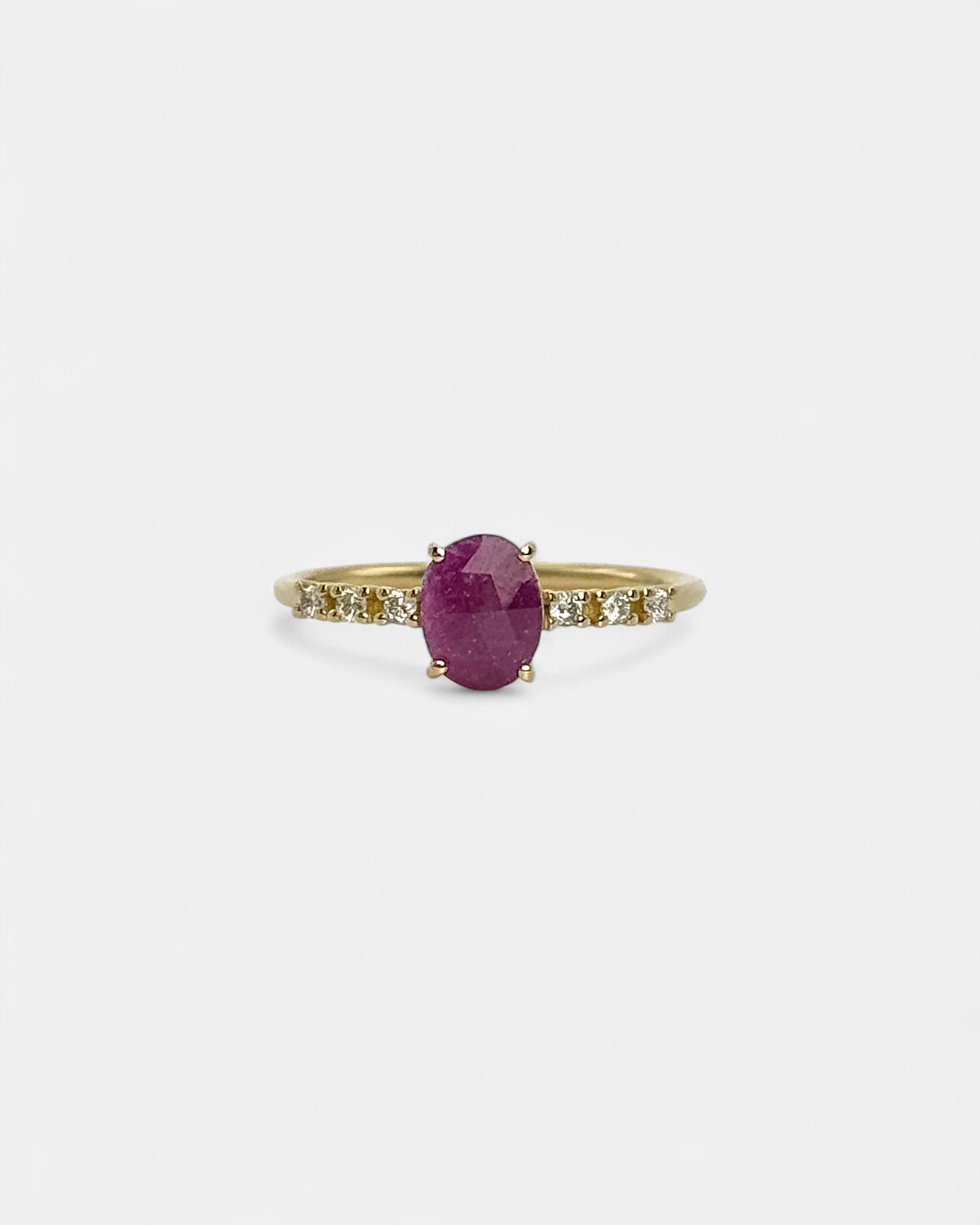 Anello in oro giallo con rubino verticale e diamanti bianchi