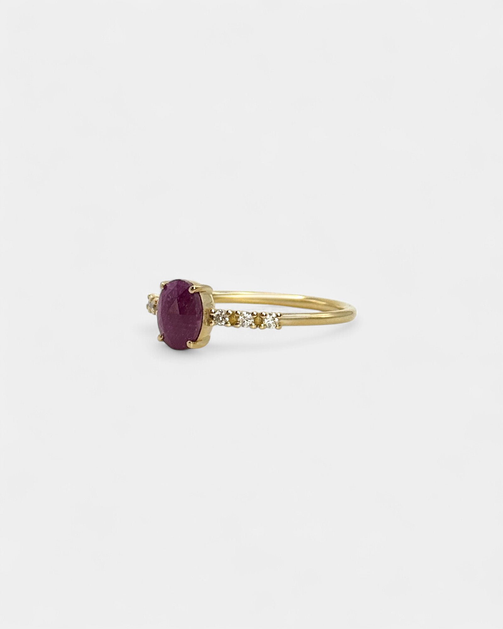 Anello in oro giallo con rubino verticale e diamanti bianchi