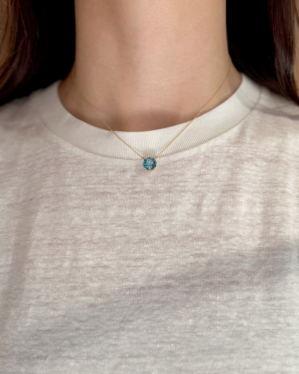 Collana in oro giallo con topazio blu tondo