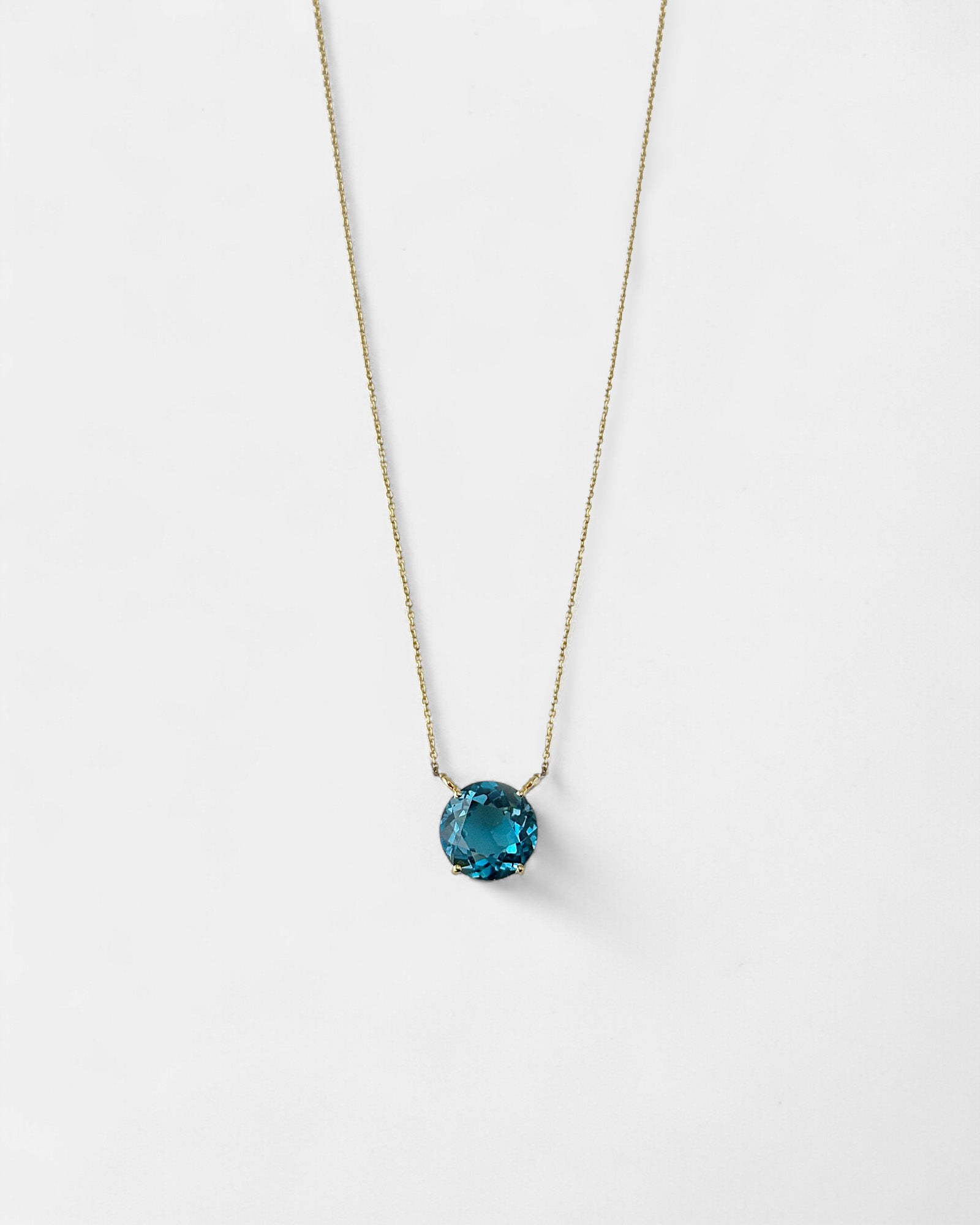 Collana in oro giallo con topazio blu tondo
