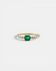 Anello con smeraldo quadrato e diamanti bianchi