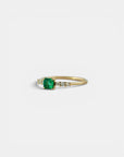 Anello con smeraldo quadrato e diamanti bianchi