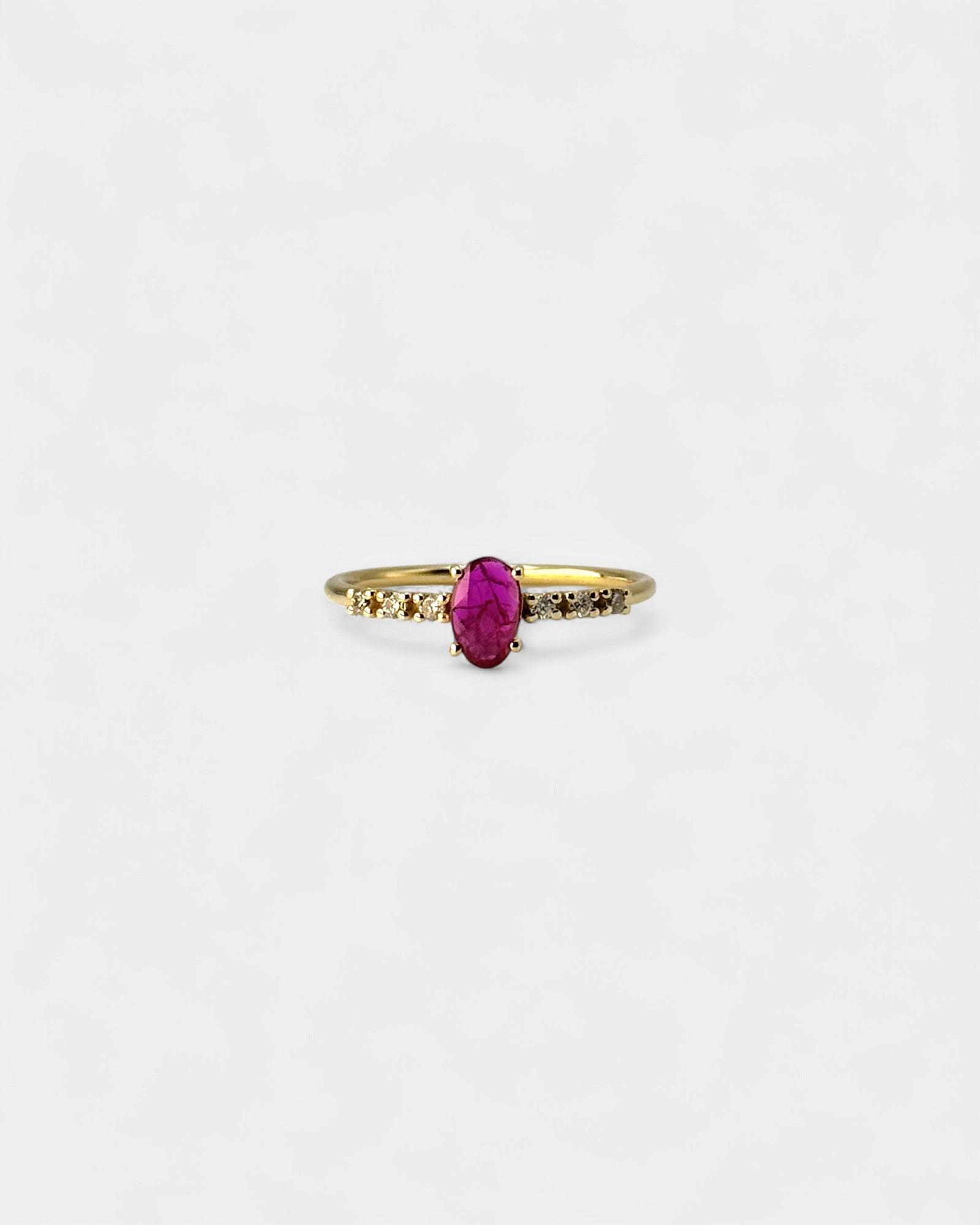 Anello in oro giallo con rubino verticale e diamanti bianchi