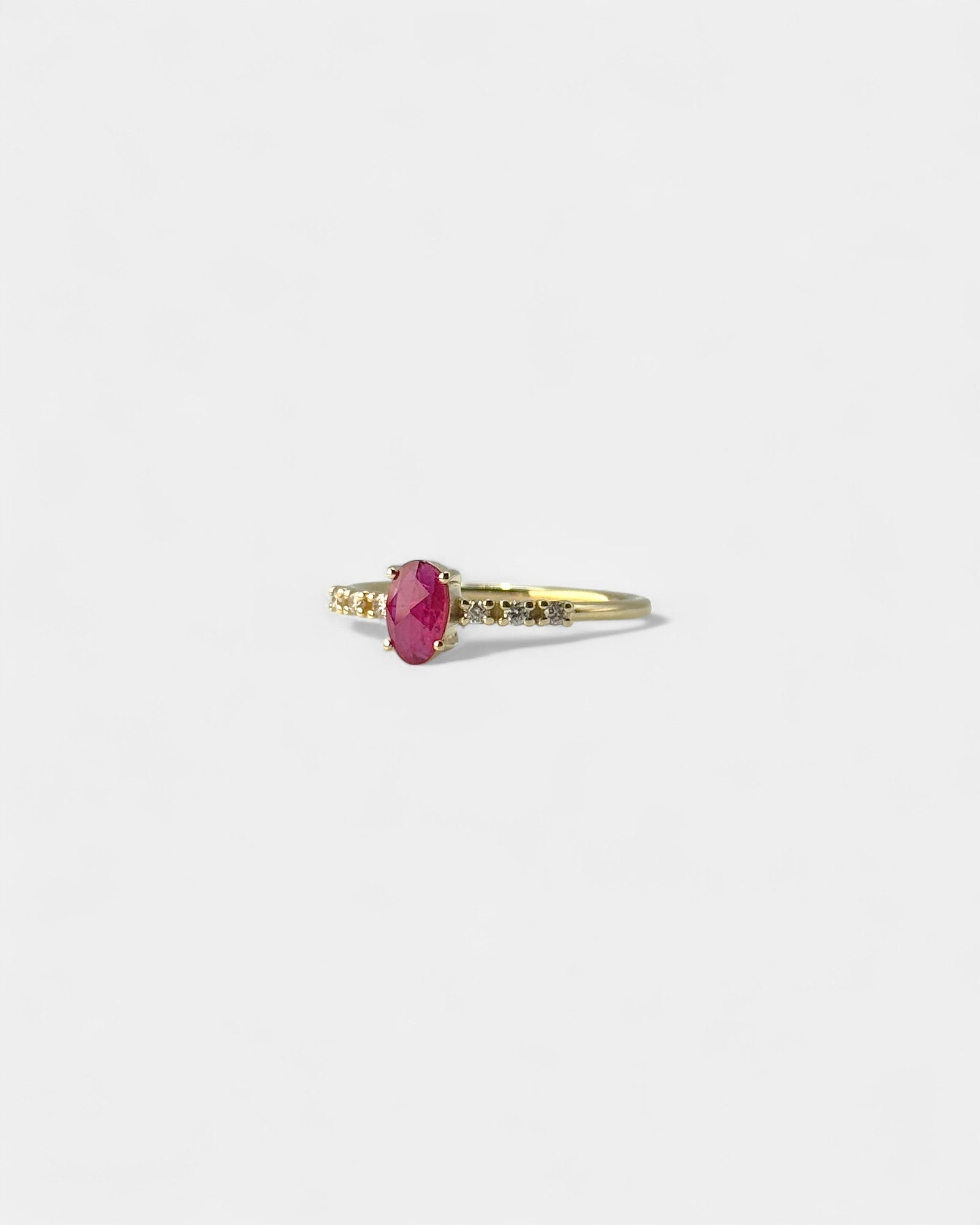 Anello in oro giallo con rubino verticale e diamanti bianchi