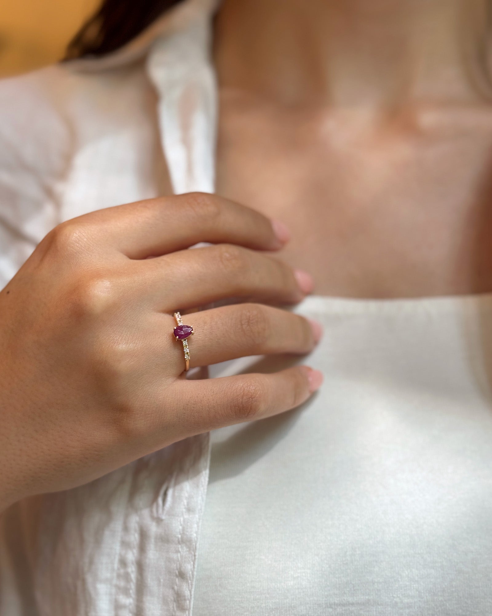 Anello in oro giallo con rubino verticale e diamanti bianchi