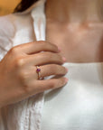 Anello in oro giallo con rubino verticale e diamanti bianchi