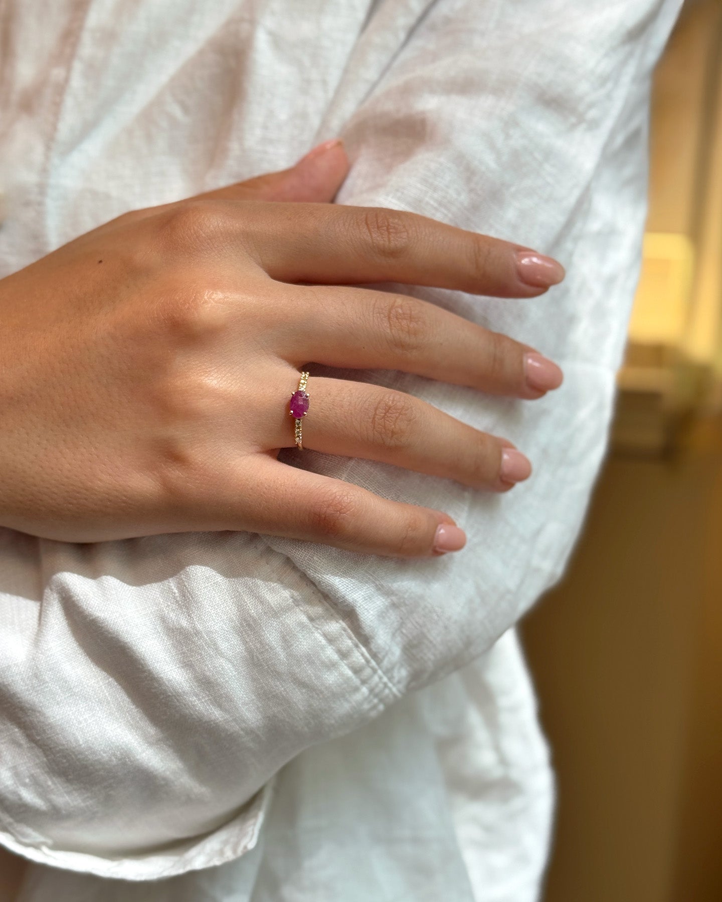 Anello in oro giallo con rubino orizzontale e diamanti bianchi