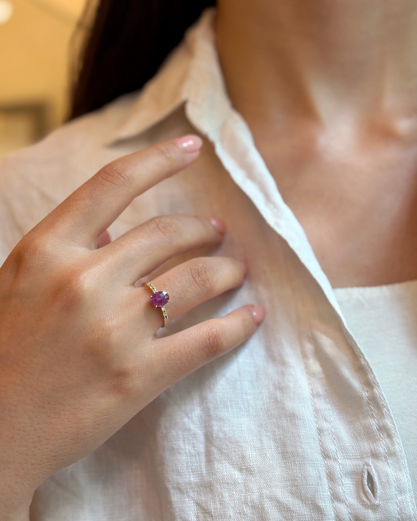 Anello in oro giallo con rubino verticale e diamanti bianchi