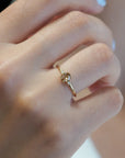 Anello in oro giallo con diamante champagne verticale e diamanti bianchi