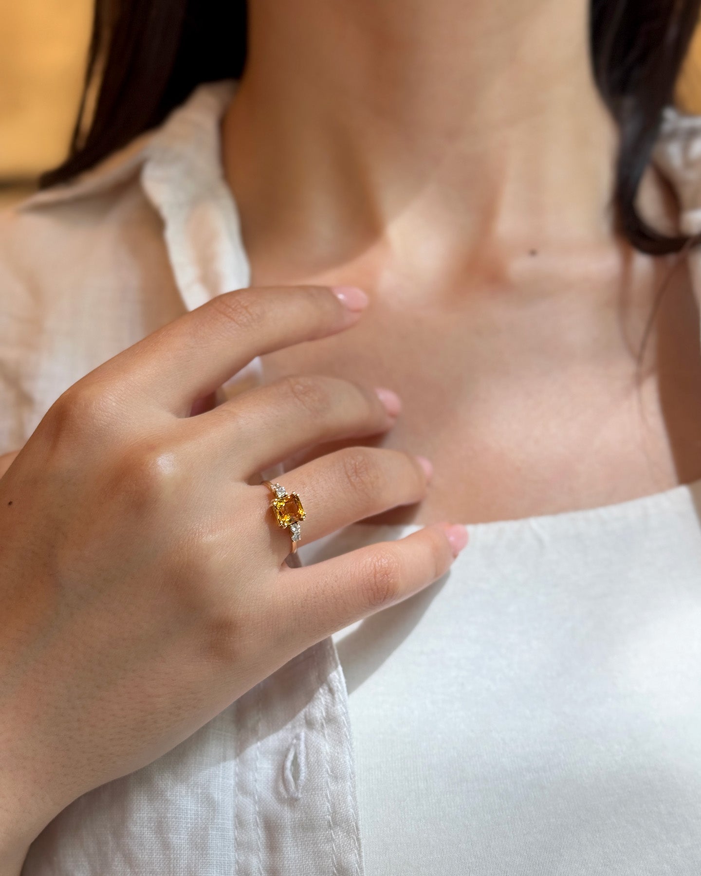 Anello in oro giallo con quarzo madera quadrato e diamanti bianchi