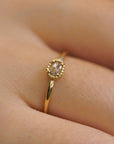 Yellow gold ring with champagne diamond and decorated bezel