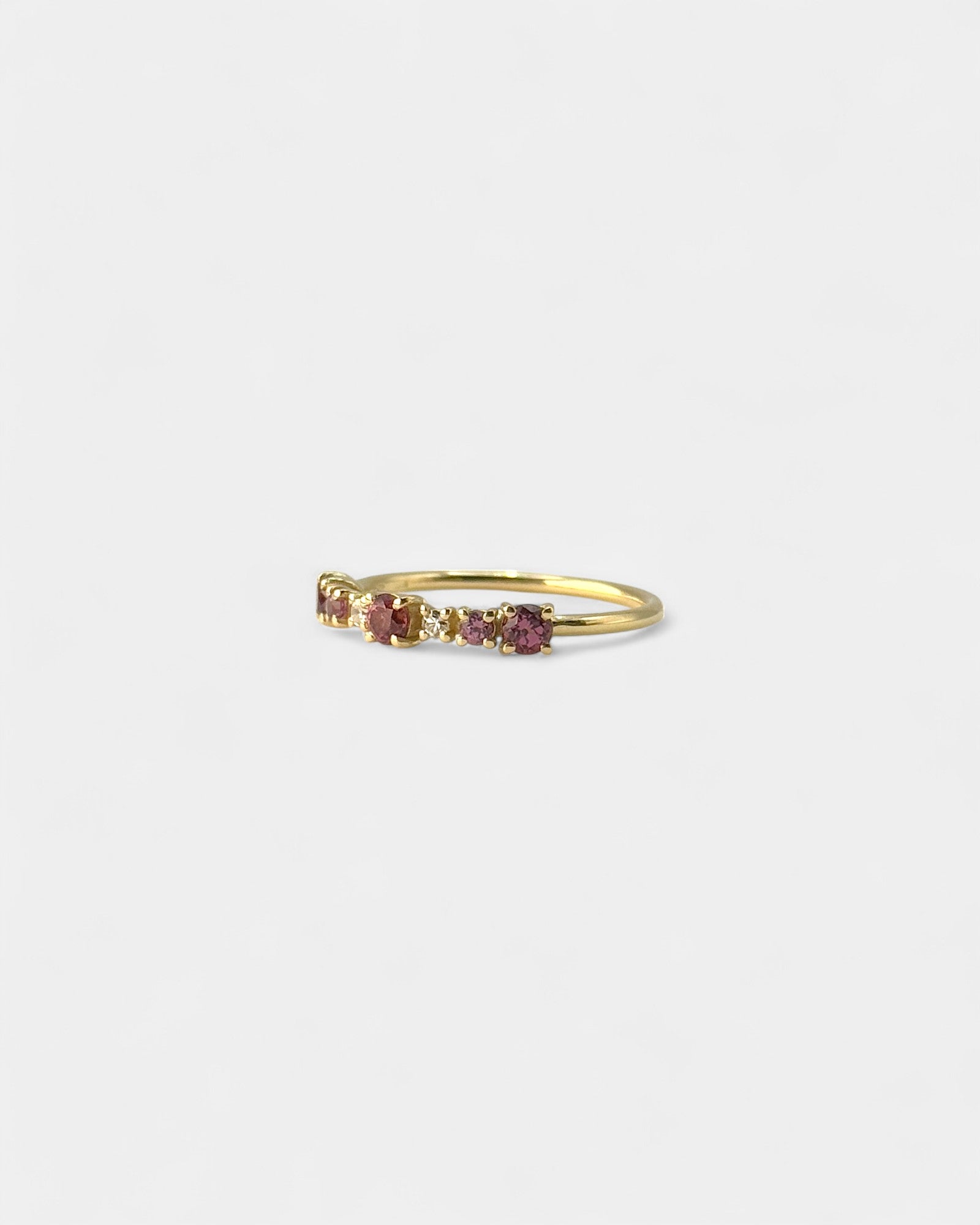 Anello in oro giallo con rodoliti e diamanti bianchi