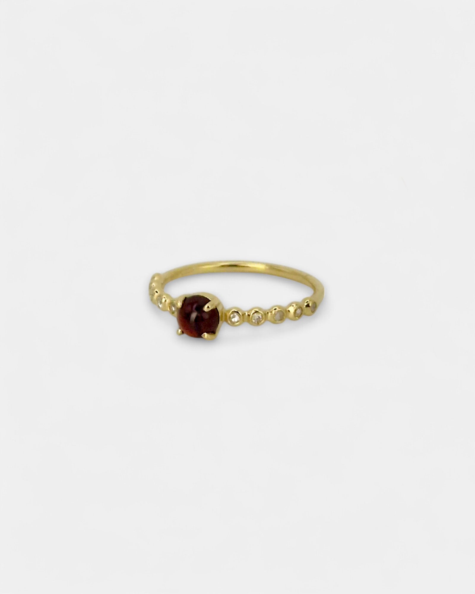 Anello in oro giallo con granato cabochon e diamanti bianchi