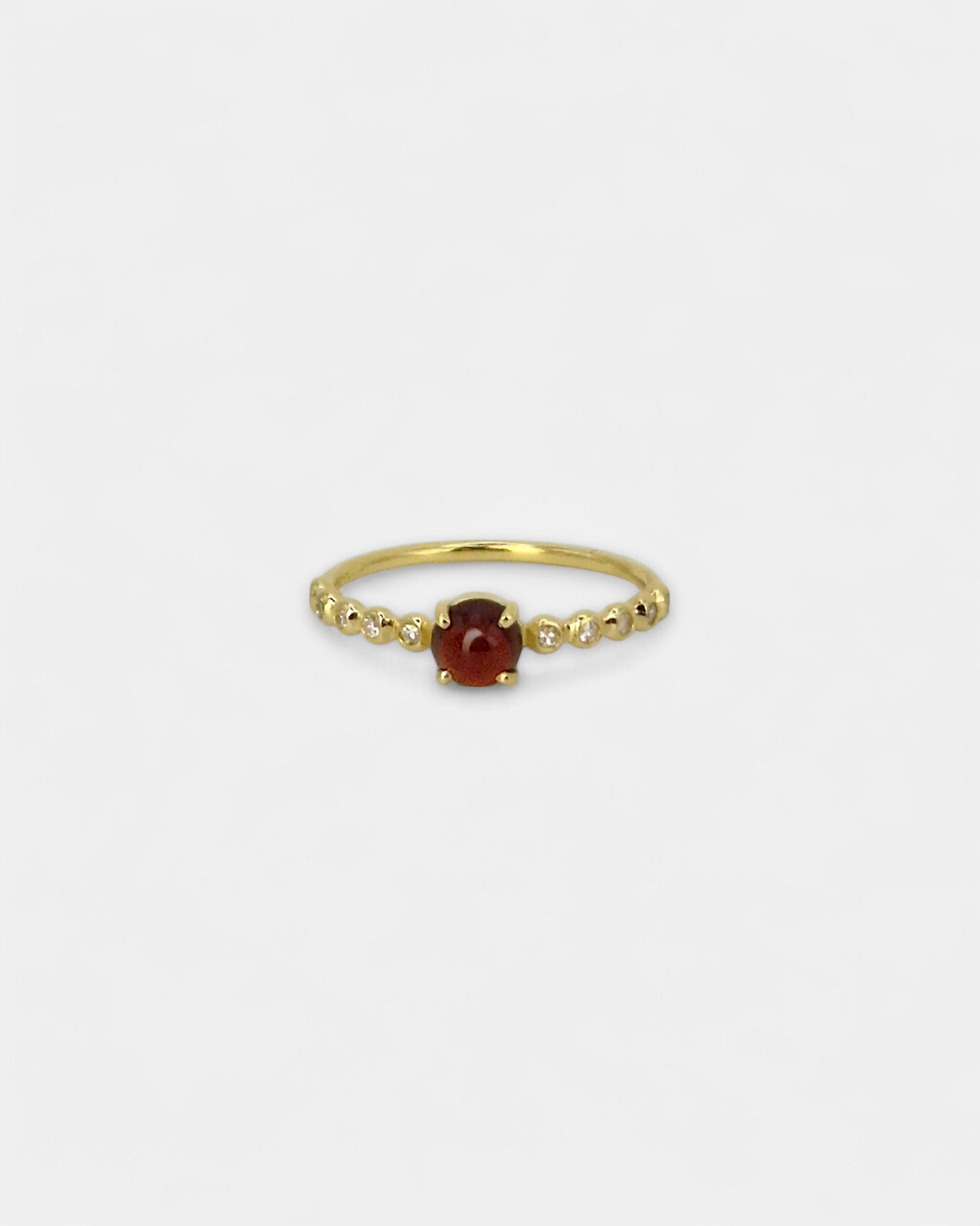 Anello in oro giallo con granato cabochon e diamanti bianchi