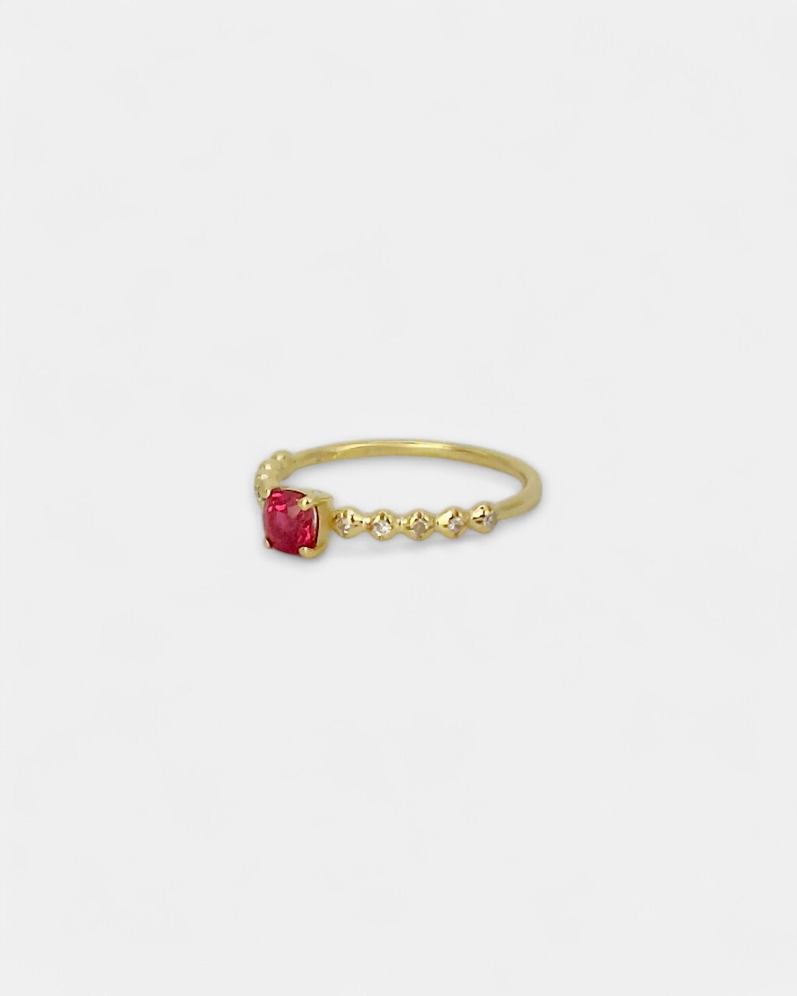 Anello in oro giallo con spinello fucsia e diamanti bianchi