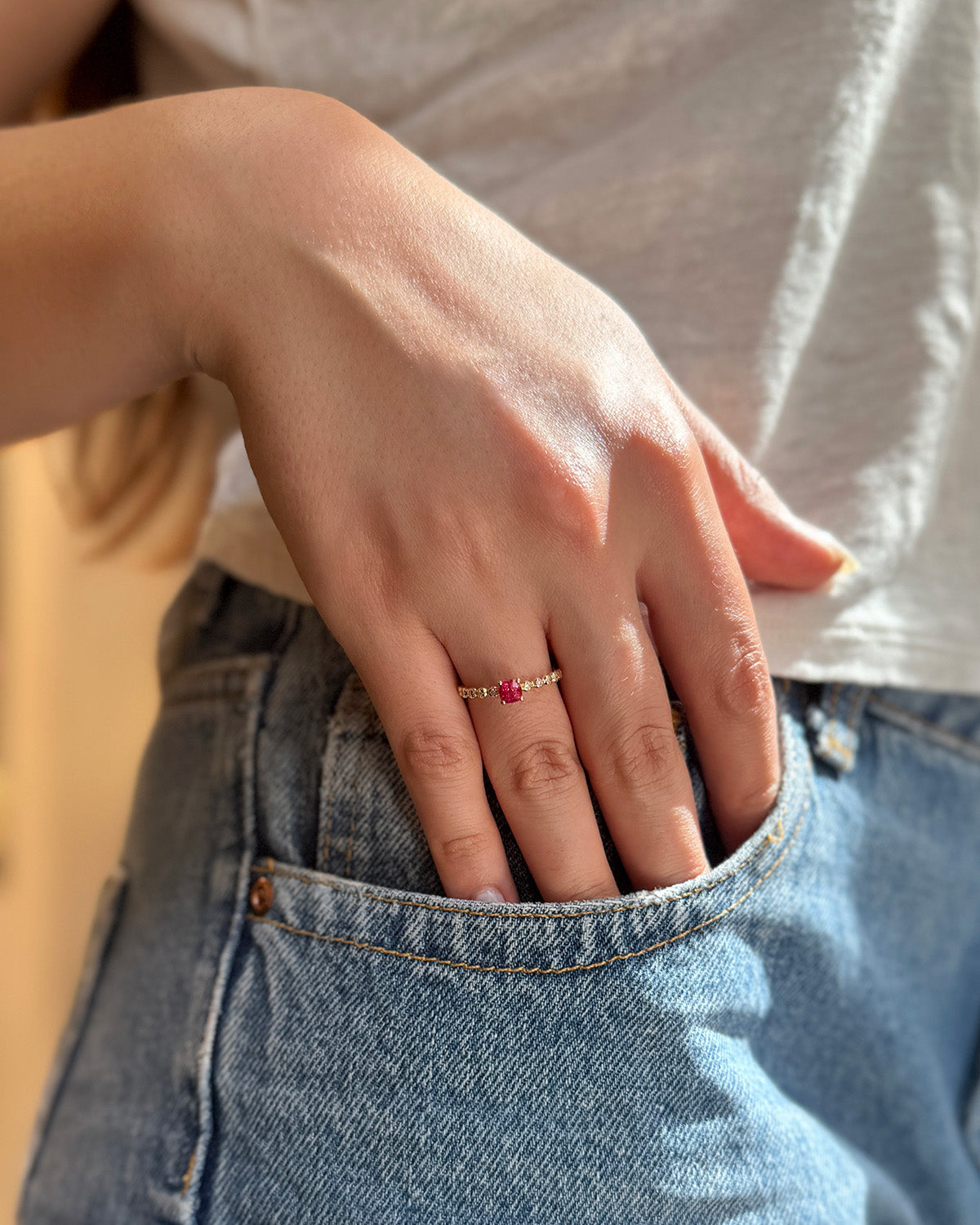 Anello in oro giallo con spinello fucsia e diamanti bianchi