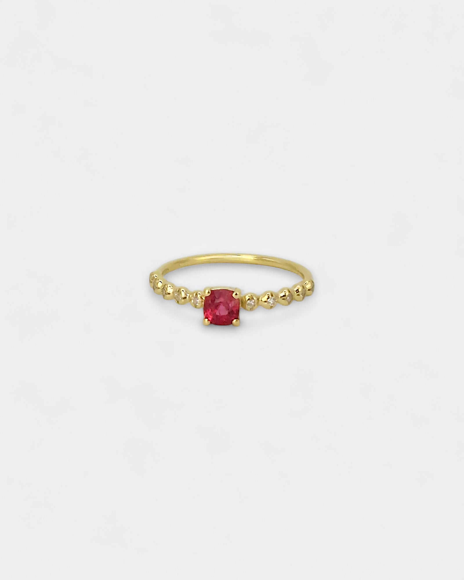 Anello in oro giallo con spinello fucsia e diamanti bianchi