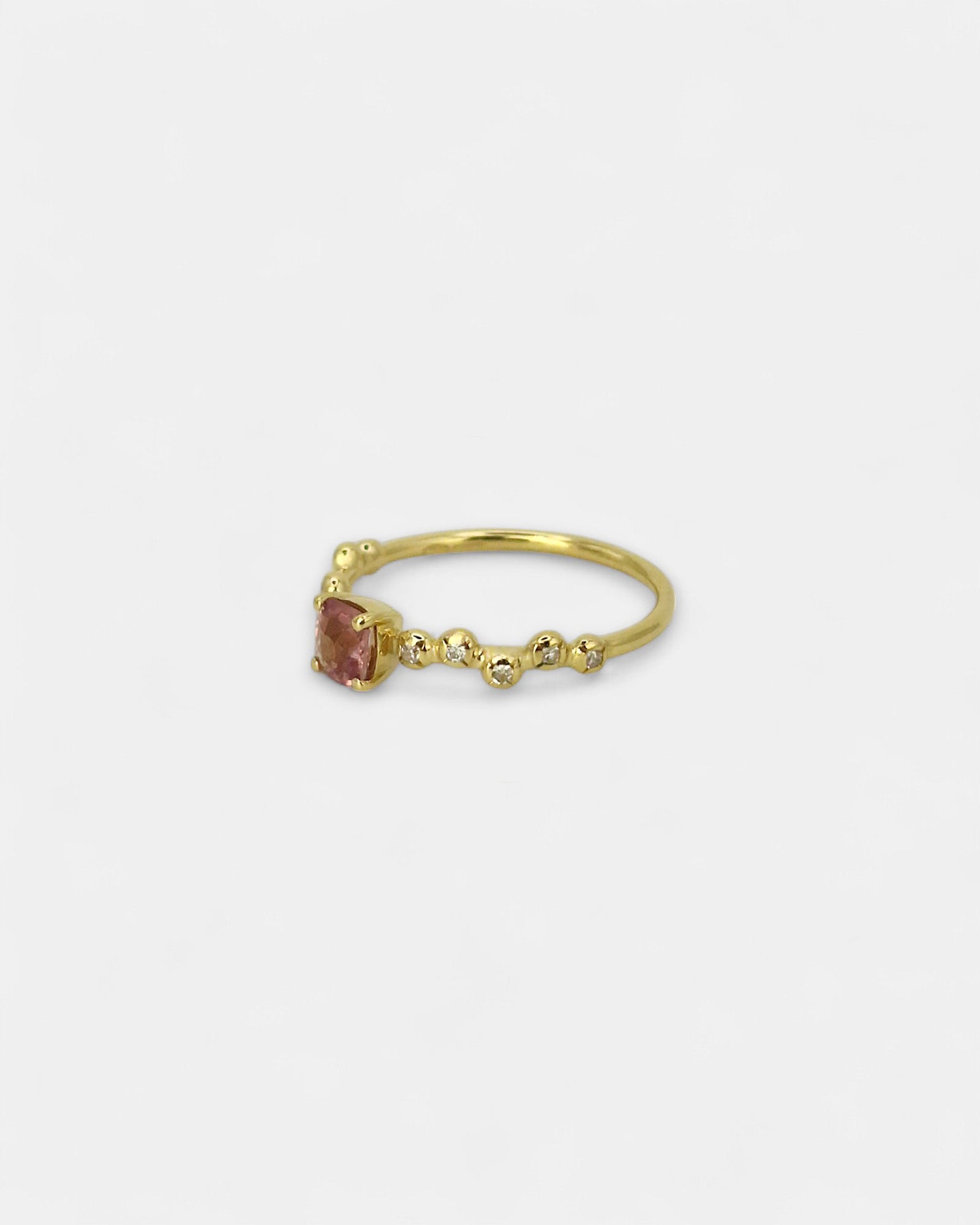 Anello in oro giallo con spinello rosa e diamanti bianchi sfalsati