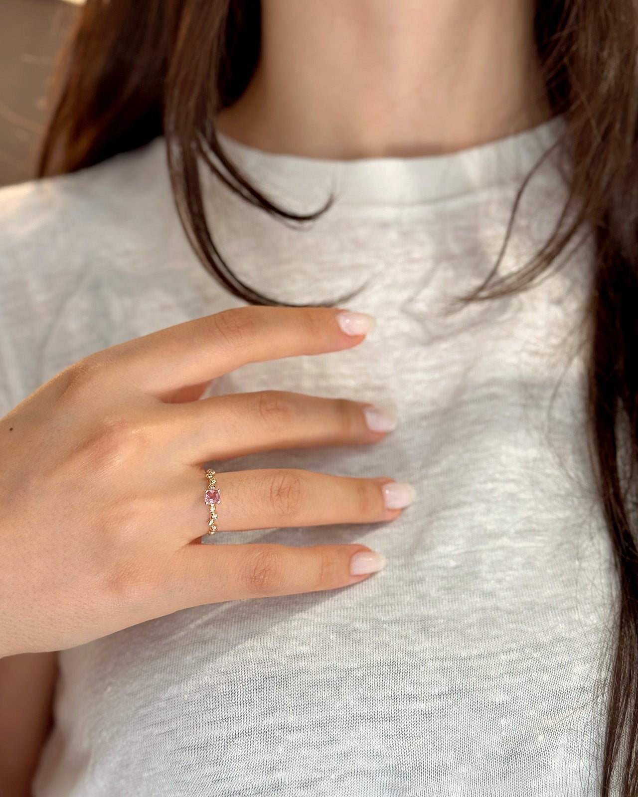 Anello in oro giallo con spinello rosa e diamanti bianchi sfalsati