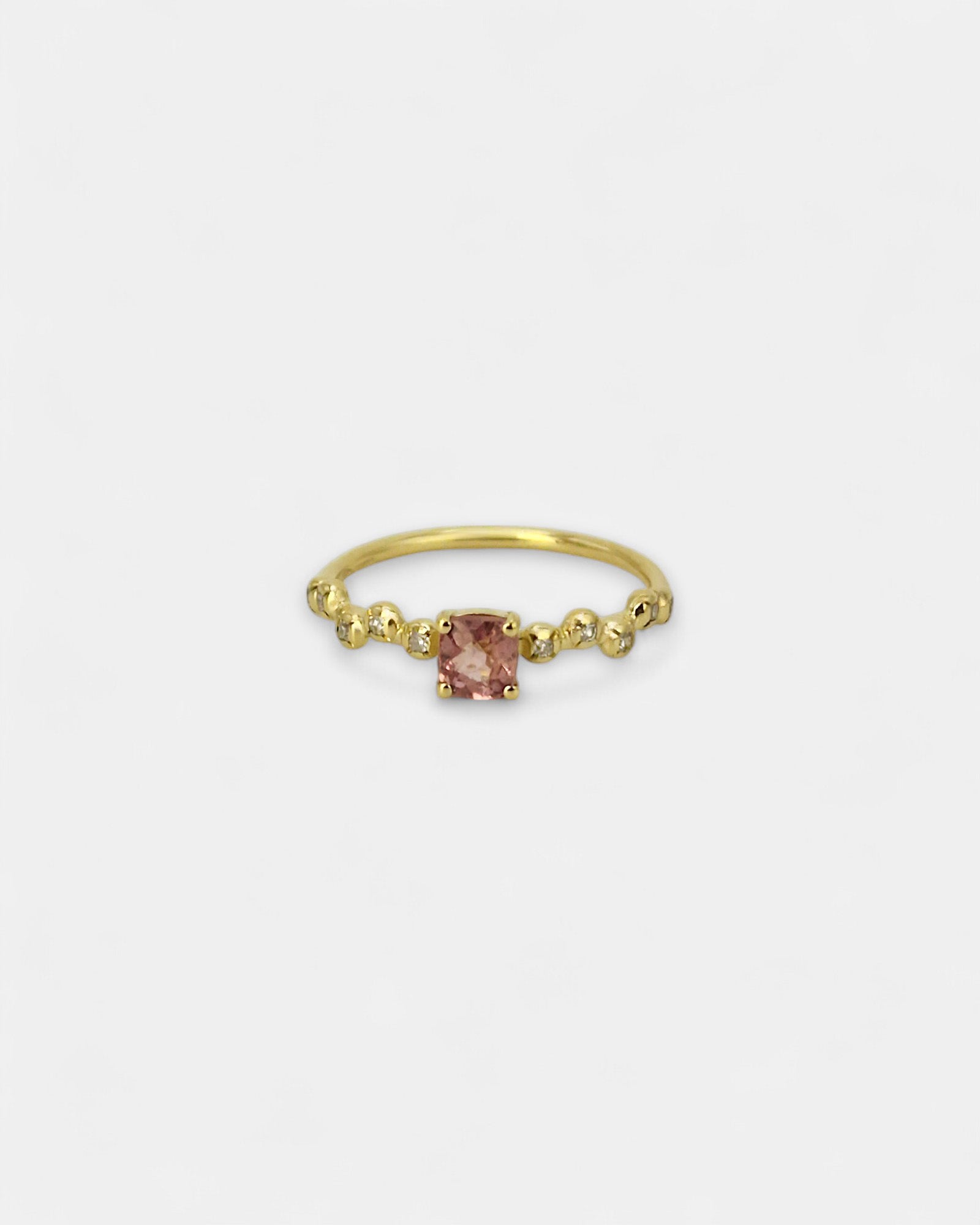 Anello in oro giallo con spinello rosa e diamanti bianchi sfalsati