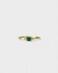 Anello in oro giallo con smeraldo carrè e due diamanti bianchi