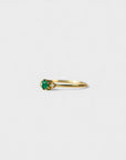 Anello in oro giallo con smeraldo carrè e due diamanti bianchi
