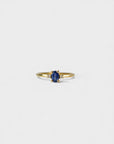 Anello in oro giallo con zaffiro blu verticale e due diamanti bianchi