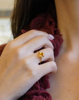 Anello in oro giallo con citrino quadrato e diamanti bianchi