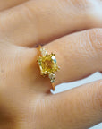 Anello in oro giallo con quarzo lemon e diamanti bianchi