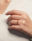 Anello in oro giallo con zaffiro arancio taglio rosetta e diamanti bianchi