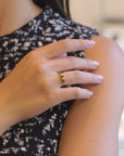 Anello con zaffiri verdi taglio rosetta e diamanti bianchi