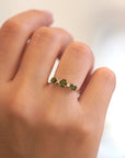 Anello con zaffiri verdi taglio rosetta e diamanti bianchi