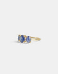 Anello con zaffiri blu taglio rosetta e diamanti bianchi